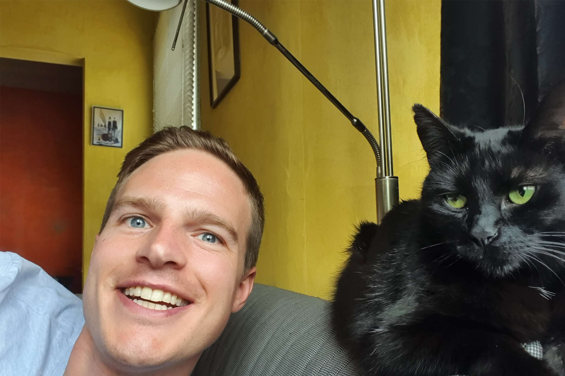 Dierendokter Joshua samen met Sprotje, nu volwassen en hersteld
